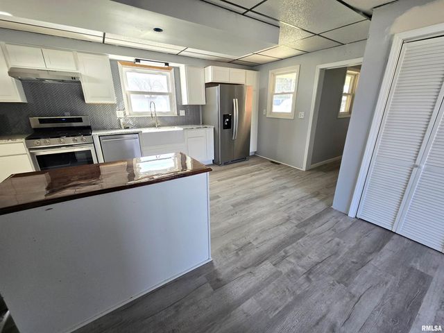 637 S 3RD Avenue, Canton, IL 61520