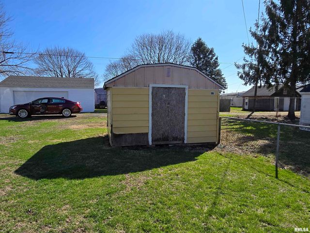 637 S 3RD Avenue, Canton, IL 61520