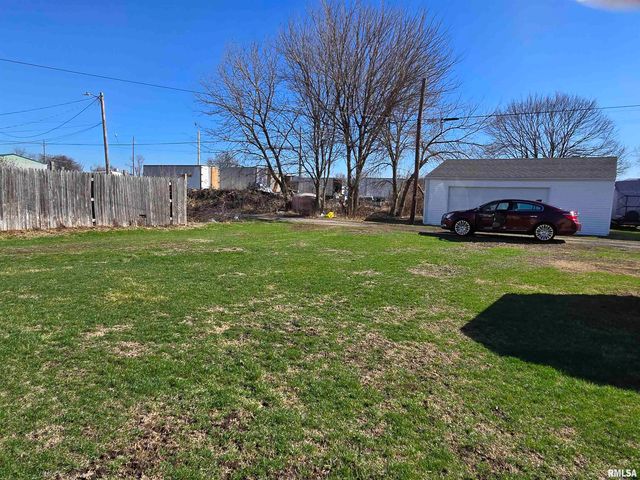 637 S 3RD Avenue, Canton, IL 61520