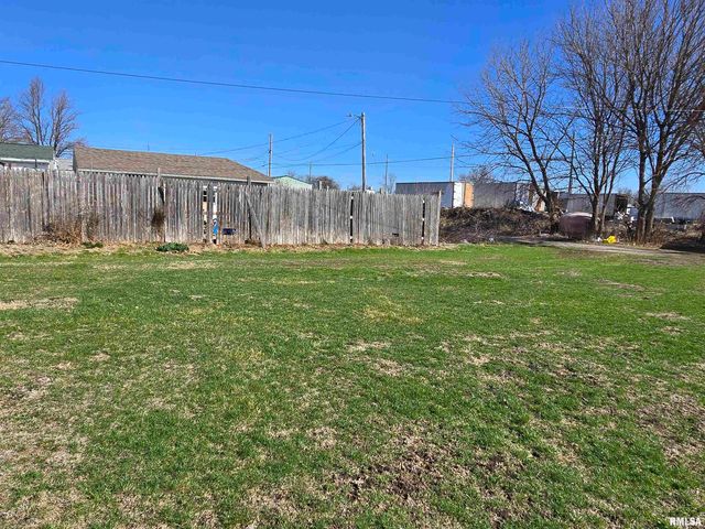 637 S 3RD Avenue, Canton, IL 61520