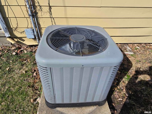 637 S 3RD Avenue, Canton, IL 61520