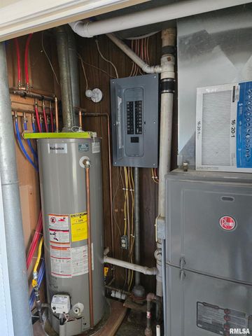 637 S 3RD Avenue, Canton, IL 61520