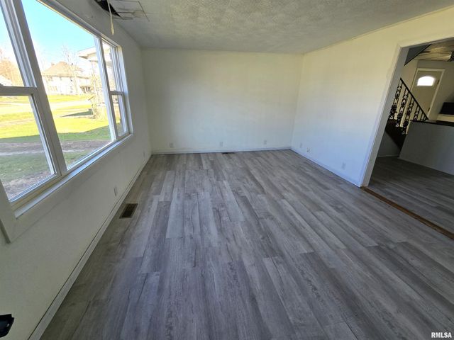 637 S 3RD Avenue, Canton, IL 61520