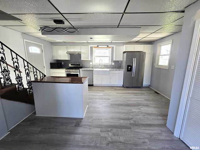 637 S 3RD Avenue, Canton, IL 61520