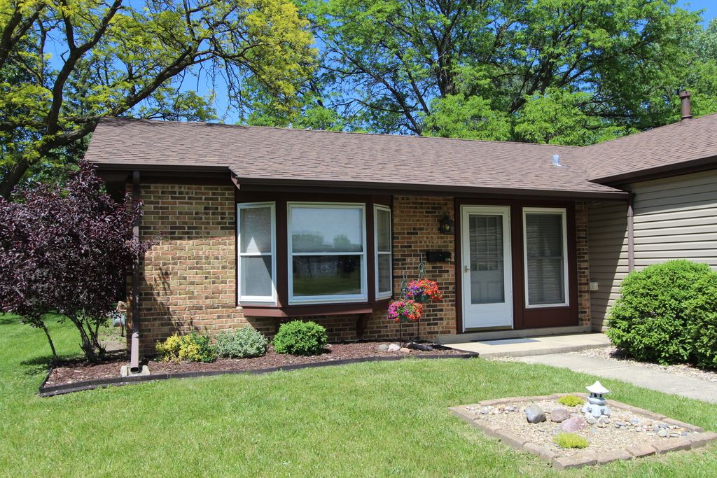 Image 2 of property listing at 206 E Cunningham Drive, Palatine, IL 60067