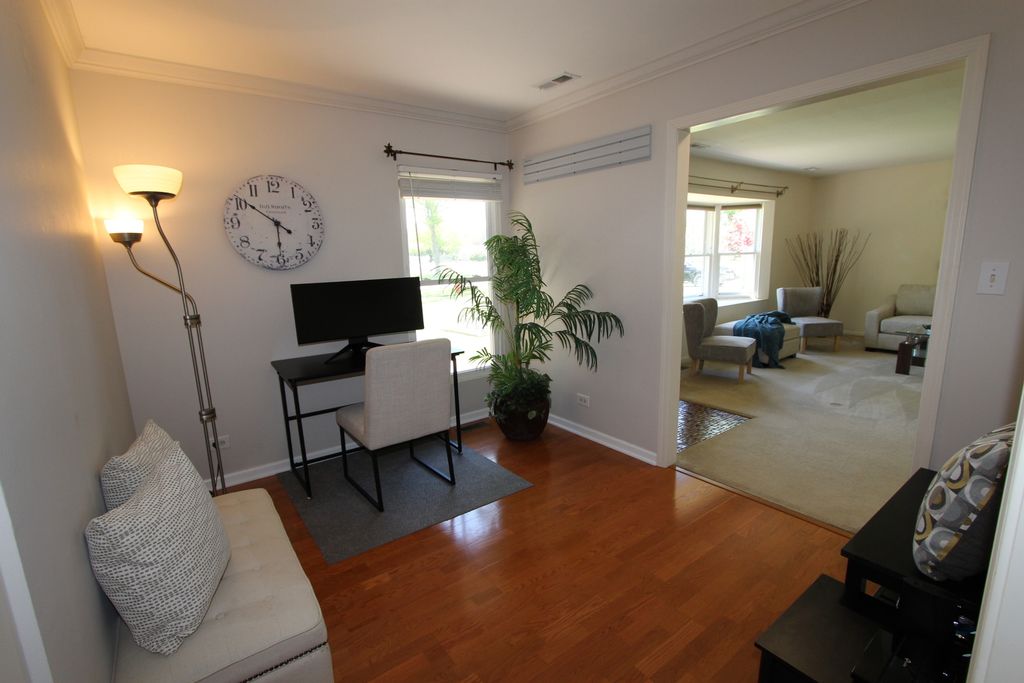 Image 12 of property listing at 206 E Cunningham Drive, Palatine, IL 60067
