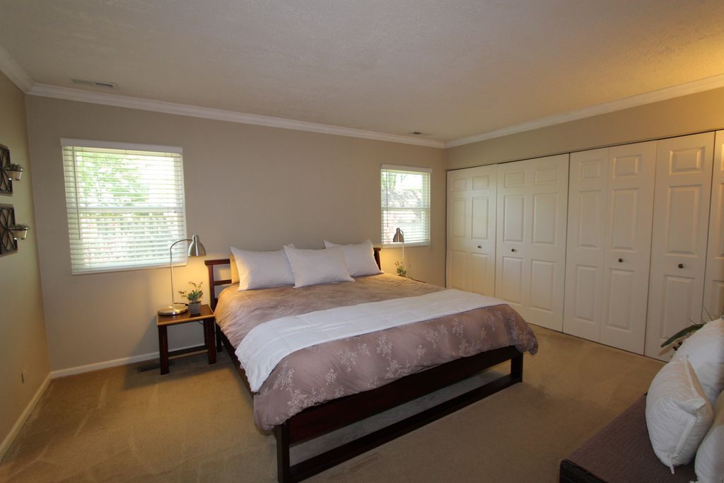 Image 13 of property listing at 206 E Cunningham Drive, Palatine, IL 60067