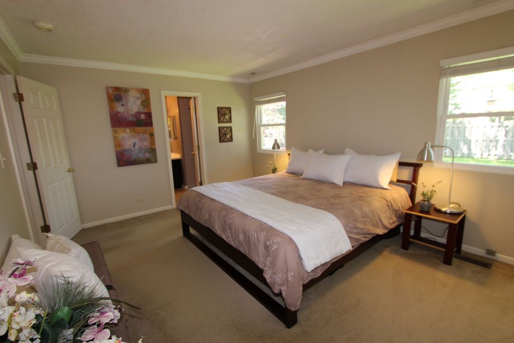Image 14 of property listing at 206 E Cunningham Drive, Palatine, IL 60067