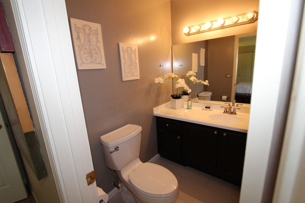 Image 15 of property listing at 206 E Cunningham Drive, Palatine, IL 60067