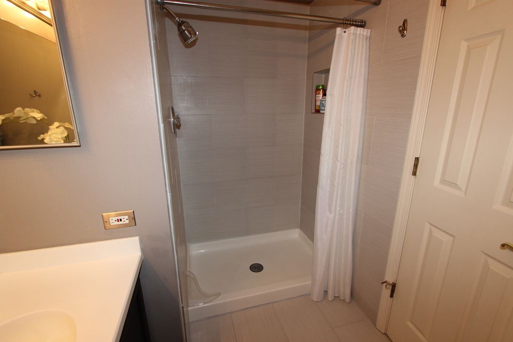 Image 16 of property listing at 206 E Cunningham Drive, Palatine, IL 60067