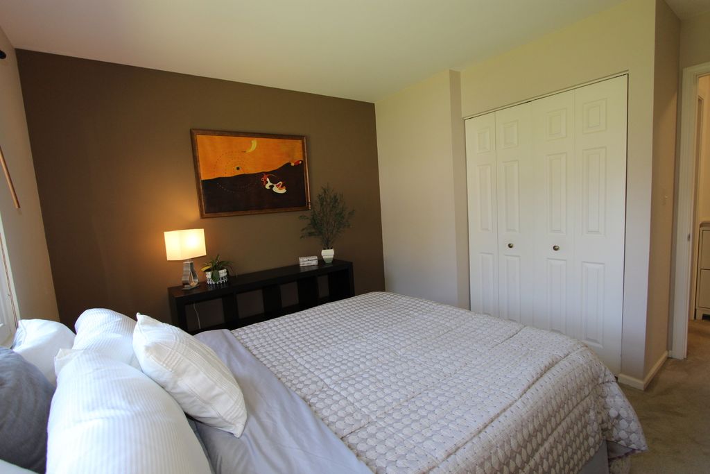 Image 17 of property listing at 206 E Cunningham Drive, Palatine, IL 60067