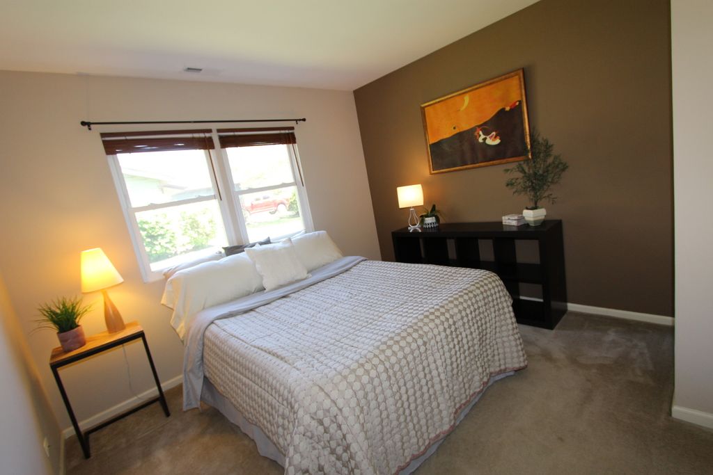 Image 18 of property listing at 206 E Cunningham Drive, Palatine, IL 60067