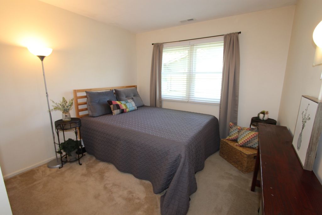 Image 20 of property listing at 206 E Cunningham Drive, Palatine, IL 60067