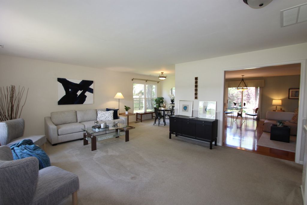 Image 3 of property listing at 206 E Cunningham Drive, Palatine, IL 60067