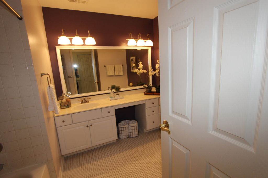 Image 21 of property listing at 206 E Cunningham Drive, Palatine, IL 60067