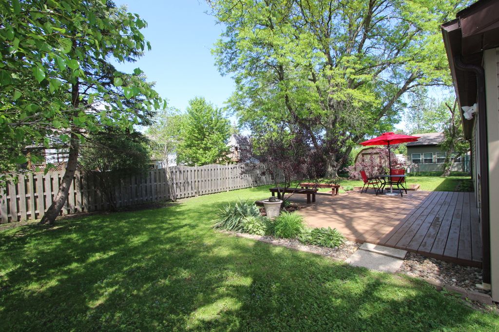 Image 25 of property listing at 206 E Cunningham Drive, Palatine, IL 60067