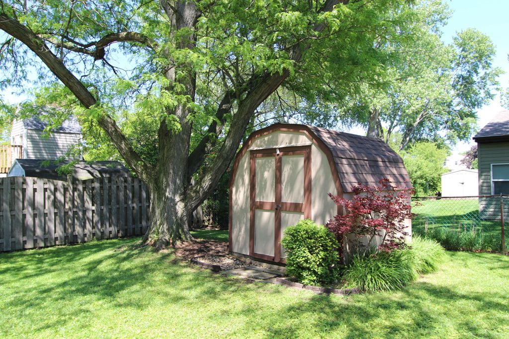 Image 30 of property listing at 206 E Cunningham Drive, Palatine, IL 60067