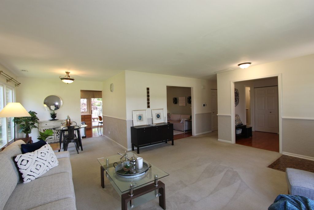 Image 4 of property listing at 206 E Cunningham Drive, Palatine, IL 60067