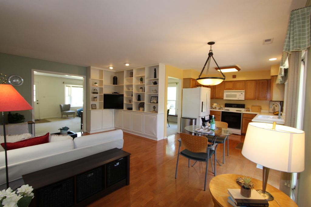 Image 5 of property listing at 206 E Cunningham Drive, Palatine, IL 60067