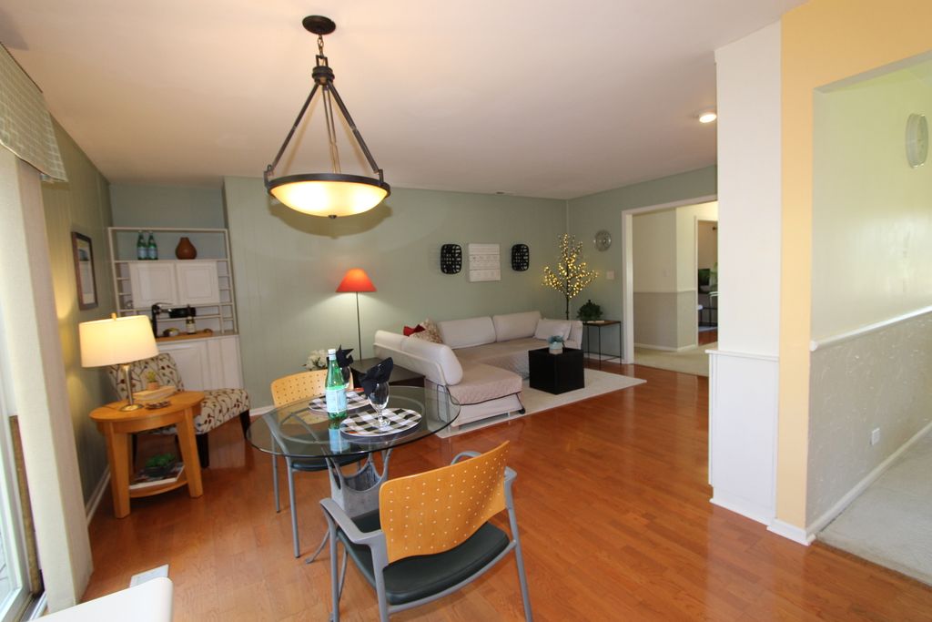 Image 6 of property listing at 206 E Cunningham Drive, Palatine, IL 60067
