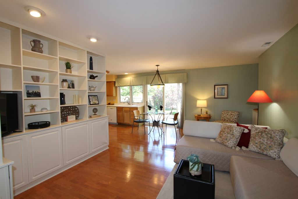 Image 7 of property listing at 206 E Cunningham Drive, Palatine, IL 60067