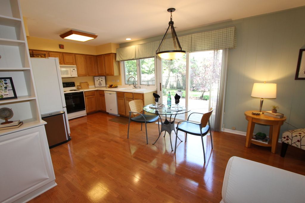 Image 8 of property listing at 206 E Cunningham Drive, Palatine, IL 60067