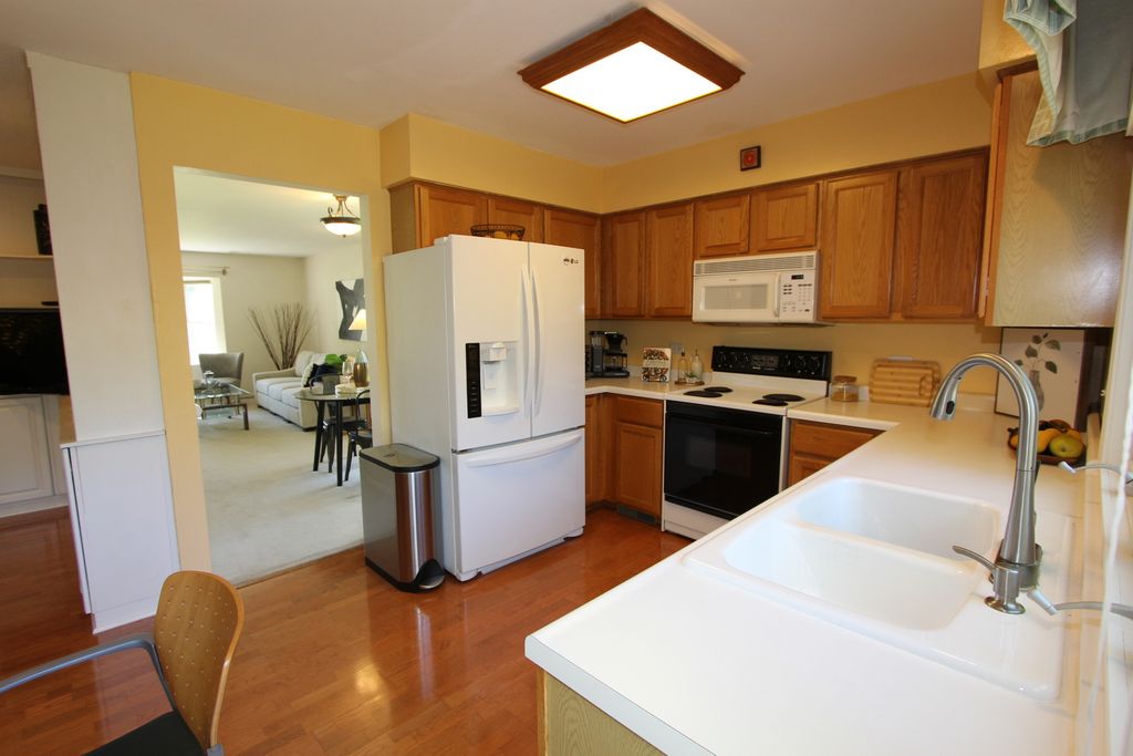 Image 9 of property listing at 206 E Cunningham Drive, Palatine, IL 60067