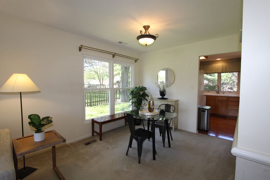 Image 10 of property listing at 206 E Cunningham Drive, Palatine, IL 60067