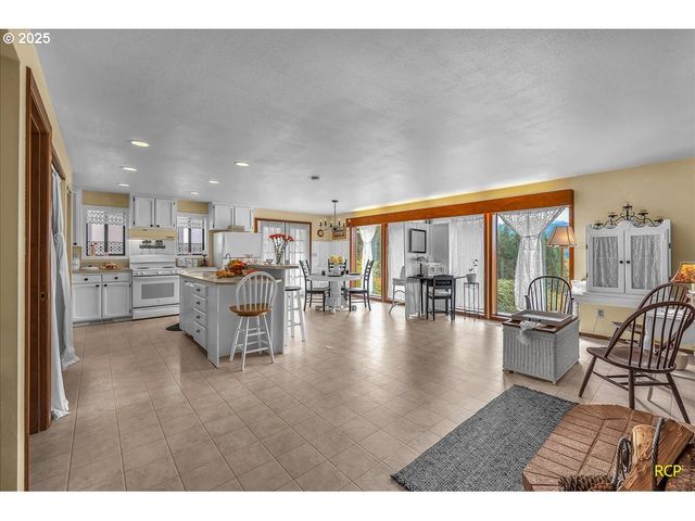 24312 CARDWELL HILL Dr, Philomath, OR 97370