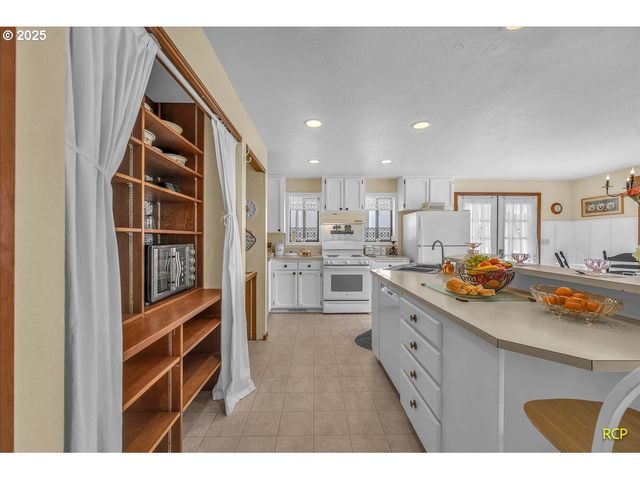 24312 CARDWELL HILL Dr, Philomath, OR 97370