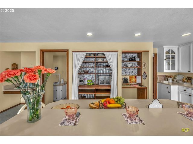 24312 CARDWELL HILL Dr, Philomath, OR 97370