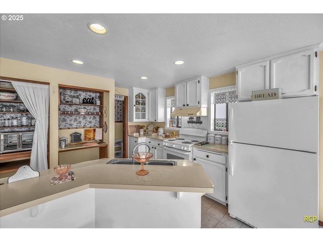 24312 CARDWELL HILL Dr, Philomath, OR 97370