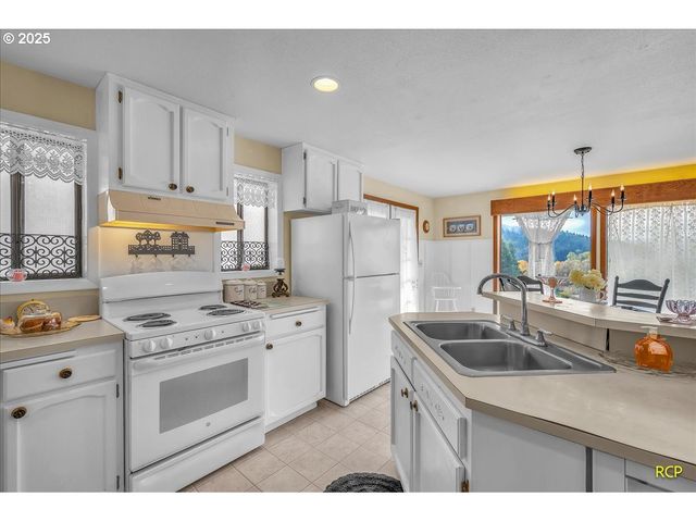 24312 CARDWELL HILL Dr, Philomath, OR 97370