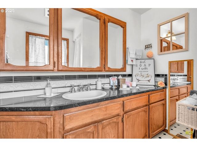 24312 CARDWELL HILL Dr, Philomath, OR 97370