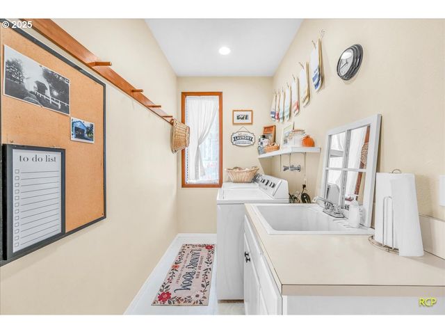 24312 CARDWELL HILL Dr, Philomath, OR 97370