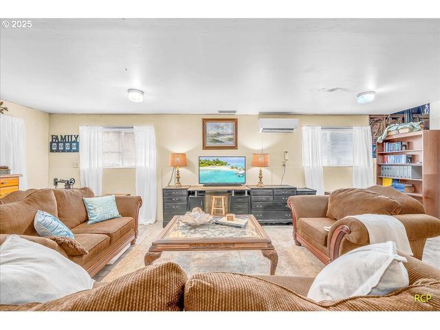 24312 CARDWELL HILL Dr, Philomath, OR 97370