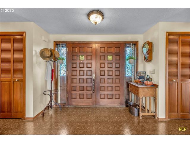 24312 CARDWELL HILL Dr, Philomath, OR 97370