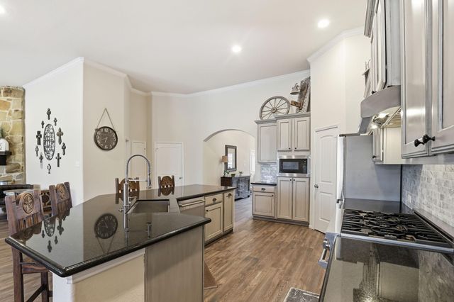 4115 Broadmoor Drive, Mont Belvieu, TX 77523