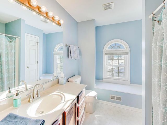 660 ROBIN RIDGE, Elgin, IL 60123