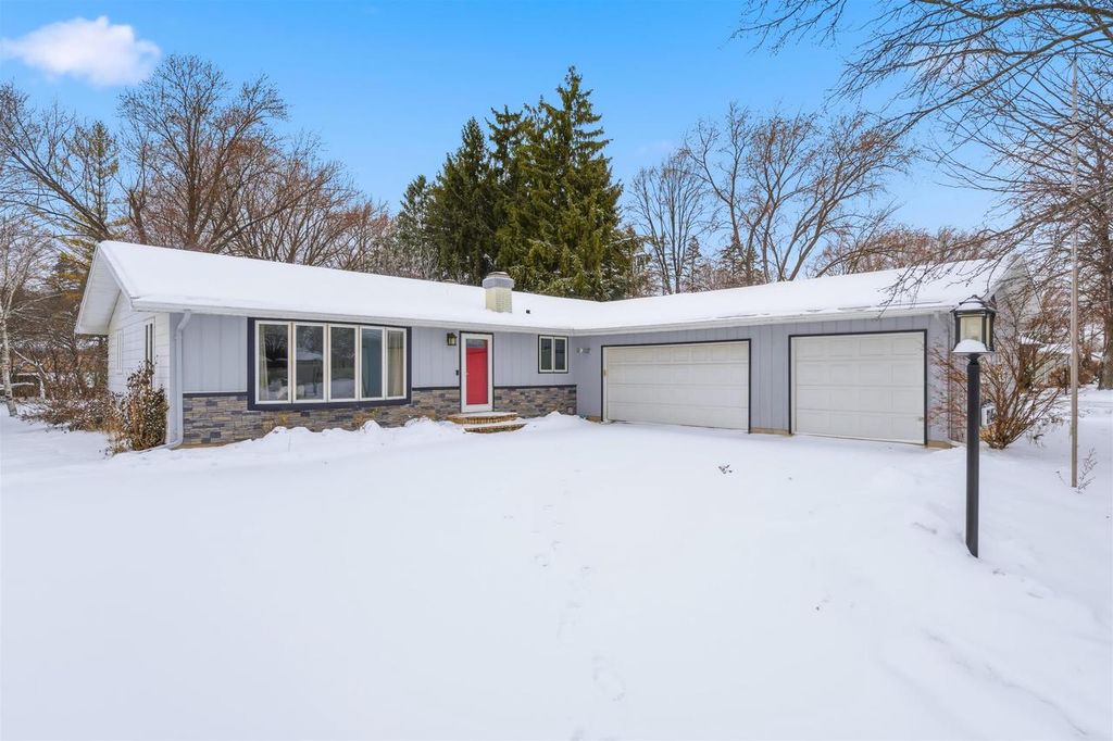 3145 N MORRISON STREET, Appleton, WI 54911