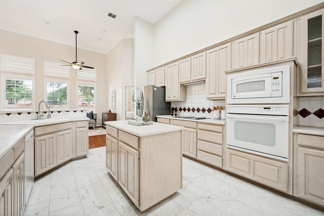 306 Heatherwood Drive, Irving, TX 75063