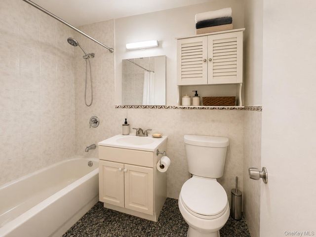 60-11 Broadway 5T, Woodside, NY 11377