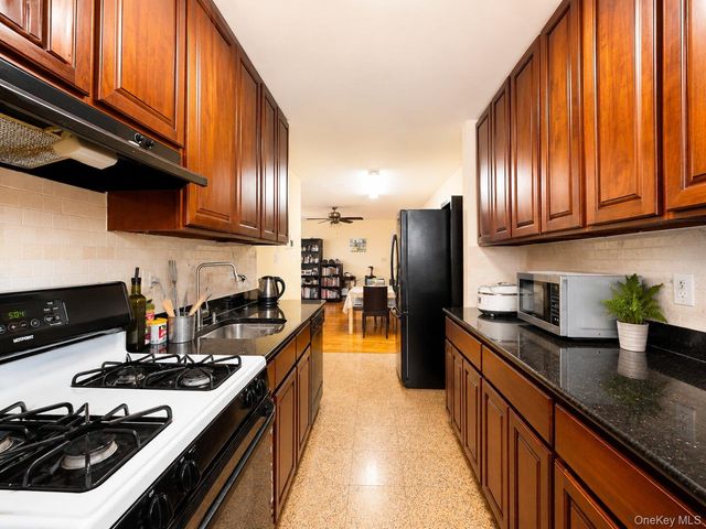60-11 Broadway 5T, Woodside, NY 11377