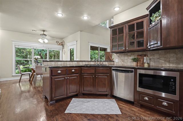 2325 W Lowry Road, Claremore, OK 74017