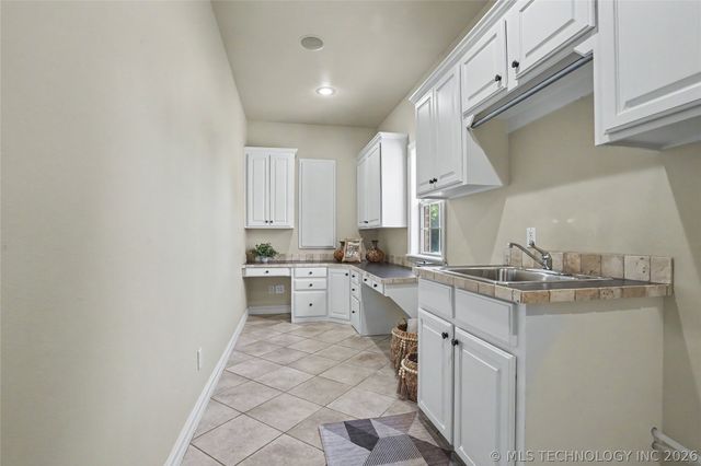 2325 W Lowry Road, Claremore, OK 74017