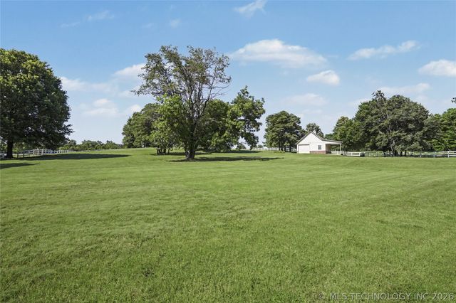 2325 W Lowry Road, Claremore, OK 74017