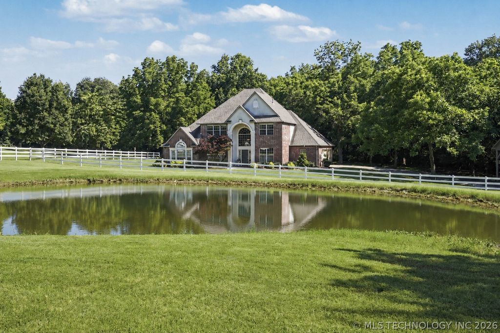 2325 W Lowry Road, Claremore, OK 74017