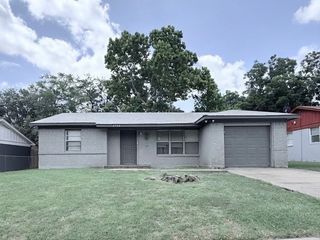 1706 Martin Luther Drive, Arlington, TX 76010