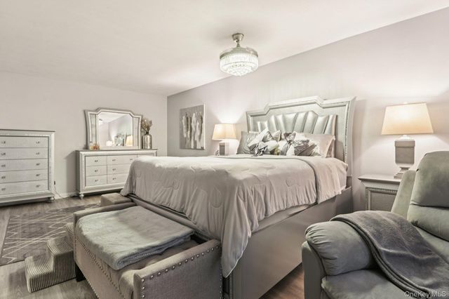 16 Hampshire Court, Holbrook, NY 11741