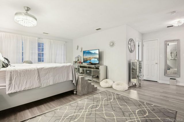 16 Hampshire Court, Holbrook, NY 11741